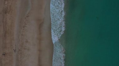 Fuerteventura 'nın kuzey kıyısındaki kanarya adalarındaki sahil ve okyanus manzarası.