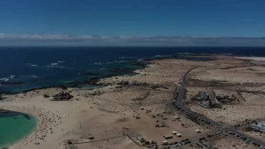 Sahil şeridindeki hava manzarası, El Cotillo şehri, Fuerteventura 'nın kuzey kıyısındaki okyanus manzarası kanarya adaları.