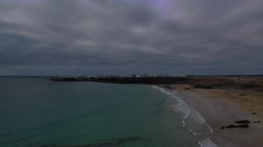 Fuerteventura 'nın kuzey kıyısındaki kanarya adalarındaki sahil ve okyanus manzarası.