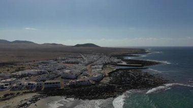 Kıyı şeridinde hava manzarası, Caleta de famara şehri, kanarya adalarında Fuerteventura 'nın kuzey kıyısında okyanus manzarası.