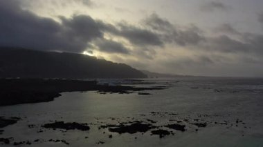 Kıyı şeridindeki hava manzarası, Orzola şehri, kanarya adalarındaki Lanzarote 'un kuzey kıyısındaki okyanus manzarası.