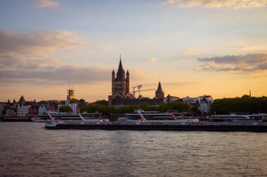 Köln 'deki Ren Nehri üzerindeki kilise.