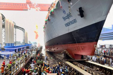 17 Ağustos 2023, Kolakata, Hindistan: Üç adet P17 fırkateyni serisinin sonuncusu olan INS Vindhyagiri 'yi Hindistan Cumhurbaşkanı Droupadi Murmu' nun (resmedilmemiş) fırlatmasını Bahçe İşçileri Gemi İnşaatçıları ve Mühendisleri (GRSE) kutluyor