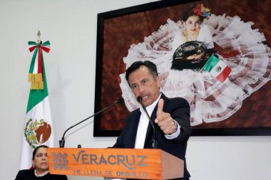 16 Ağustos 2023, Mexico City, Meksika: Veracruz Eyaleti Valisi, Cuitlahuac Garcia Jimenez ve Veracruz Eyaleti Sulh Hakimi Lisbeth Jimenez Aguirre, Repre Evi 'nde düzenlediği basın toplantısında