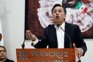 16 Ağustos 2023, Mexico City, Meksika: Veracruz Eyaleti Valisi, Cuitlahuac Garcia Jimenez ve Veracruz Eyaleti Sulh Hakimi Lisbeth Jimenez Aguirre, Repre Evi 'nde düzenlediği basın toplantısında