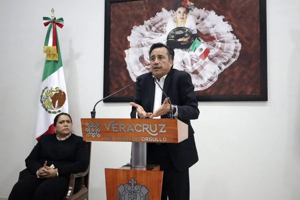 2023年8月16日 墨西哥城 韦拉克鲁斯州州长Cuitlahuac Garcia Jimenez和韦拉克鲁斯州司法机构首席治安法官Lisbeth Jimenez Aguirre在众议院的新闻发布会上 — 图库照片
