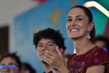 19 Ağustos 2023 Toluca, Meksika: Claudia Sheinbaum Pardo, Dördüncü Dönüşüm Savunması koordinatörü, Meksika 'daki bilgilendirme toplantıları sırasında, Toluca şehrinde genç insanlarla bir araya geldi. A üzerinde