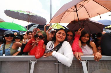 28 Nisan 2023 'te Mexico City, Meksika' da binlerce İspanyol şehir şarkıcısı Rosalia ücretsiz konserin tadını çıkarmak için Mexico City Zocalo 'ya katılır. 28 Nisan 2023 'te Mexico City' de. Fotoğraf: Carlos Santiago / Eyepix Group)