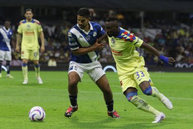 15 Temmuz 2023, Mexico City, Meksika: Club Puebla 'dan Diego de Buen, Azteca Stadyumu' nda oynanan 2023 tarihli Puebla maçında Amerikan Futbolu Kulübü 'nden Julian Andres Quiones' a karşı savunma yaptı. 15 Temmuz 2023