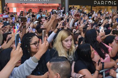 20 Mart 2023, Mexico City: Taraftarlar 20 Mart 2023 'te Mexico City, Mexico City' de İngiliz şarkıcı Louis Tomlinson 'ın Cinepolis Oasis Coyoacan belgeselinin kırmızı halısında tepki verdiler. Fotoğraf: Jaime Nogales / Eyepix 