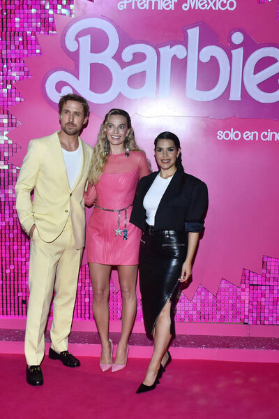 6 июля 2023 года, Мехико, Мексика: Райан Гослинг, Марго Робби и Америка Феррера посещают розовый ковёр для Барби в Toreo Parque Central. 6 июля 2023 года в Мехико, Мексика. (Фото Карлоса Тишлера / Eyepix Group))
