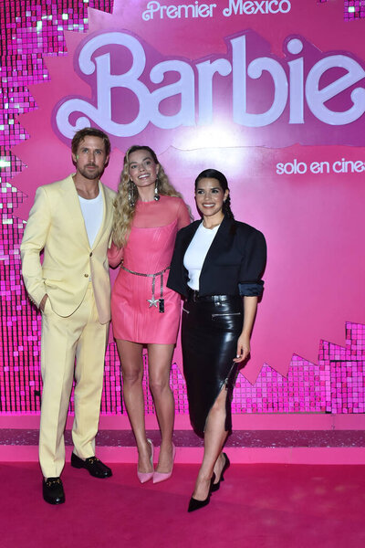 6 июля 2023 года, Мехико, Мексика: Райан Гослинг, Марго Робби и Америка Феррера посещают розовый ковёр для Барби в Toreo Parque Central. 6 июля 2023 года в Мехико, Мексика. (Фото Карлоса Тишлера / Eyepix Group))