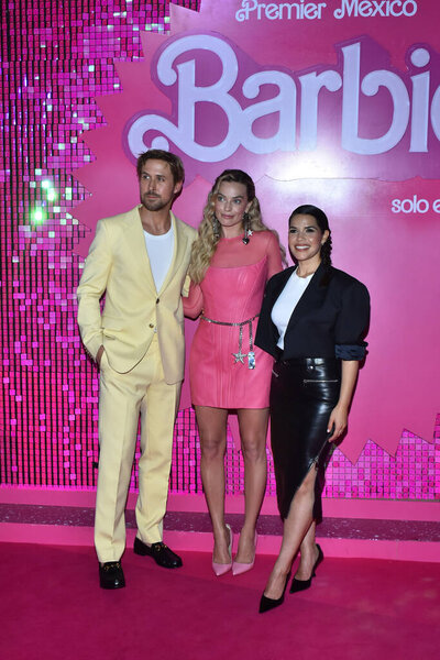 6 июля 2023 года, Мехико, Мексика: Райан Гослинг, Марго Робби и Америка Феррера посещают розовый ковёр для Барби в Toreo Parque Central. 6 июля 2023 года в Мехико, Мексика. (Фото Карлоса Тишлера / Eyepix Group))