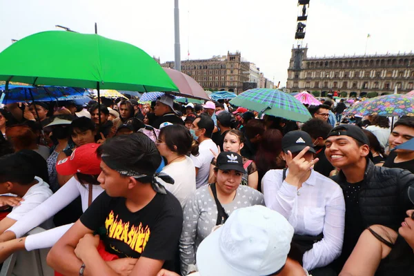 Dubna 2023 Mexico City Mexiko Tisíce Fanoušků Španělského Zpěváka Městské — Stock fotografie