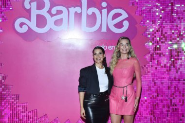6 Temmuz 2023, Mexico City: (L-R) America Ferrera ve Margot Robbie Toreo Parque Central 'daki Barbie için pembe halıya katıldılar. 6 Temmuz 2023 'te Mexico City, Meksika' da. Fotoğraf: Carlos Tischler / Eyepix Group)