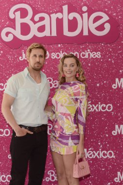 7 Temmuz 2023, Mexico City: Ryan Gosling ve Margot Robbie Mexico City Four Sason Hotel 'de çekilen Barbie filmi fotoğraflarında poz verdiler. 7 Temmuz 2023 'te Mexico City' de. Fotoğraf: Carlos Tischler / Eyepix Group)