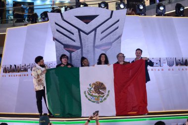 30 Mayıs 2023, Mexico City, Mexico: (L-R) Yönetmen Steven Caple Jr, Anthony Ramos, Dominique Fishbac, Cristo Fernndez, yapımcılar Lorenzo di Bonaventura ve Mark Vahraddian Transformers 'ın kırmızı halısına katıldılar: Canavarların Yükselişi Film Premiere 