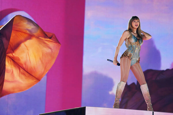 31 марта 2023 года в Арлингтоне, штат Техас, США, американская певица и автор песен Тейлор Свифт выступила на "The Eras Tour" на AT & T Stadium. 31 марта 2023 года в Арлингтоне, штат Техас, США. (Фото Хавьера Виченсио / Eyepix Group))