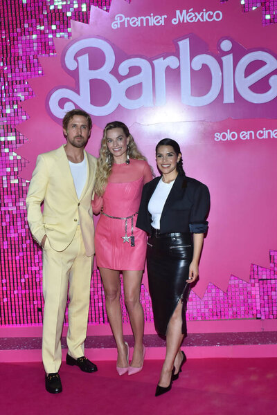 6 июля 2023 года, Мехико, Мексика: Райан Гослинг, Марго Робби и Америка Феррера посещают розовый ковёр для Барби в Toreo Parque Central. 6 июля 2023 года в Мехико, Мексика. (Фото Карлоса Тишлера / Eyepix Group))