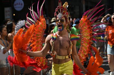 25 Haziran 2023 Toronto, Kanada: Binlerce insan Gay Pride Mart 2023 'ü kutlamak için Toronto şehir merkezinde toplandı, LGBTTTIQ + toplumunu desteklemek için şehrin ana caddelerinde yürüdüler.
