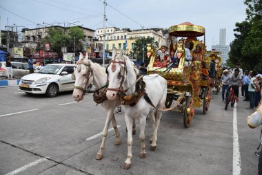 28 Haziran 2023, Kolkata, Hindistan. Uluslararası Krishna Bilinci Derneği (ISKCON) tarafından düzenlenen Ulta-Rath Yatra 'yı (Jagannath, Balaram ve Subhadra' nın tanrıları ile at arabaları yolculuğu) binlerce Hindu hayranı kutluyor.)