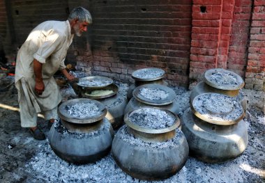 15 Haziran 2023, Srinagar Kashmir, Hindistan: Bir şef Srinagar 'da düzenlenen toplu evlilik etkinliği sırasında pirinci kontrol ediyor. 'Yardım Eli Vakfı' tarafından düzenlenen toplu evlilik etkinliğine en az 61 çift katıldı.