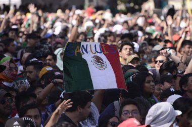 26 Kasım 2022, Mexico City, Meksika: Meksikalı taraftarlar FIFA Dünya Kupası 2022 FIFA Dünya Kupası 'nda Arjantin' e karşı oynanan maçta Meksika 'nın takımını desteklemek için devrim anıtındaki FIFA fan festivaline katıldılar.