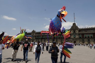 13 Temmuz 2023, Mexico City, Meksika: Dövüş horozu, boğa güreşi ve avcılık endüstrisindeki işçiler ve işadamları Mexico City hükümetinin ve Meksika hükümetinin şirketlerini sona erdiren yasaları desteklememesini talep ediyor.