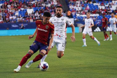 15 Nisan 2023, Frisco, ABD: Real Salt Lake orta saha oyuncusu Pablo Ruiz, FC Dallas orta saha oyuncusu Sebastian Lletget ile Toyota Stadyumu 'nda oynanan MLS maçı sırasında top oynadı.