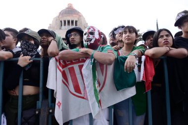 26 Kasım 2022, Mexico City, Meksika: Meksikalı taraftarlar FIFA Dünya Kupası 2022 FIFA Dünya Kupası 'nda Arjantin' e karşı oynanan maçta Meksika 'nın takımını desteklemek için devrim anıtındaki FIFA fan festivaline katıldılar.