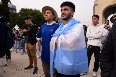 18 Aralık 2022, Mexico City, Meksika: Arjantinli taraftarlar FIFA Dünya Kupası finalinde takımlarını desteklemek için Devrimin Anıtı 'nda düzenlenen FIFA fan festivaline katıldılar.