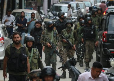14 Ağustos 2023, Srinagar Kashmir, Hindistan: Srinagar 'daki 77. Bağımsızlık Günü öncesinde düzenlenen arama operasyonunda Hint milis kuvvetleri devriye geziyor