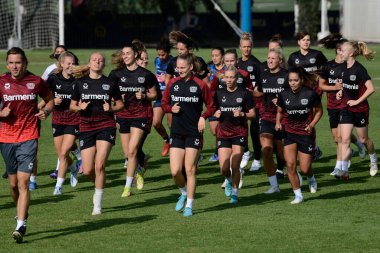 12 Temmuz 2022, Mexico City: Amerika ile Bayer Leverkusen arasında oynanan 100 yıllık Bayer maçının bir parçası olarak oynanan antrenmanda Bayer Leverkusen Kadın Bayer takımı