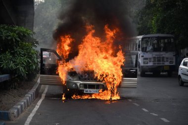 31 Mayıs 2023, Kolkata, Hindistan. Çalışan orta büyüklükteki bir spor araç (SUV), yoğun AJC Bose Yolu 'nda aşırı ısınma nedeniyle kazara alev alır. Kazada yaralanan ya da ölen olmadı.