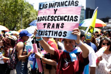 24 Haziran 2023, Mexico City: Mexico City 'deki XLV LGBTTTIQA + gurur yürüyüşüne yaklaşık 250.000 kişi katıldı. 24 Haziran 2023 'te Mexico City, Meksika