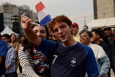 18 Aralık 2022, Mexico City, Meksika: Fransız taraftarlar FIFA Dünya Kupası finalinde Arjantin takımına karşı takımlarını desteklemek için devrim anıtında düzenlenen FIFA fan festivaline katıldılar