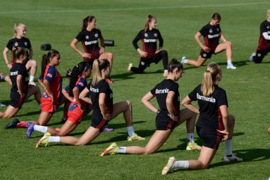 12 Temmuz 2022, Mexico City: Amerika ile Bayer Leverkusen arasında oynanan 100 yıllık Bayer maçının bir parçası olarak oynanan antrenmanda Bayer Leverkusen Kadın Bayer takımı