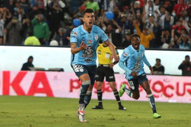 30 Ekim 2022, Pachuca, Meksika: Gustavo Cabral of Pachuca Tuzos, Hidalgo Stadyumu 'nda oynanan Meksika Futbol Ligi açılış maçında golünü kutluyor.