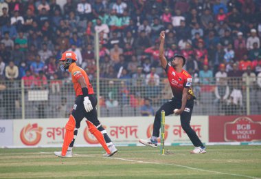 28 Ocak 2023 'te Sylhet-Bangladeş' te: Comilla Victorian takım bowlingçisi MUSTAFIZUR RAHMAN FIZ, Komilla Victorian ve Khulna Tigers arasındaki bovling maçında Sylhet Uluslararası Kriket Ligi (BPL) turnuvaları 2023
