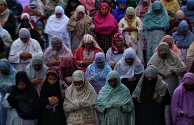 7 Temmuz 2023, Srinagar Kashmir, Hindistan: Kaşmir Müslüman kadınlar, Srinagar 'daki Hazar Tapınağı' nda, İslam 'ın üçüncü halifesi Hazrat Usman Ghani' nin ölüm yıldönümünde özel namaz kılarlar