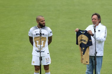 23 Temmuz 2022, Mexico City, Meksika: Brezilyalı Dani Alves, Pumas antrenman sahasında Pumas UNAM futbol kulübünün yeni bir üyesi olarak sunumu sırasında kulüp başkanı Leopoldo Silva 'dan resmi Puma formasını aldı.