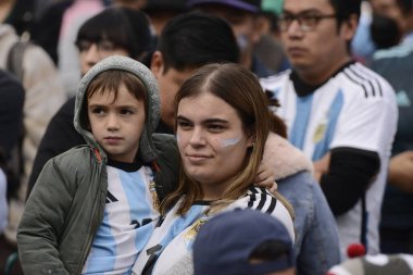 18 Aralık 2022, Mexico City, Meksika: Arjantinli taraftarlar FIFA Dünya Kupası finalinde takımlarını desteklemek için Devrimin Anıtı 'nda düzenlenen FIFA fan festivaline katıldılar.