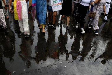 25 Haziran 2023, Kolkata, Hindistan: Geleneksel LGBTQ Onur Yürüyüşü sırasında LGBTQ topluluğunun üyeleri ve destekçileri gökkuşağı bayrağı taşımaktadır. 25 Haziran 2023 'te Kolkata, Hindistan' da