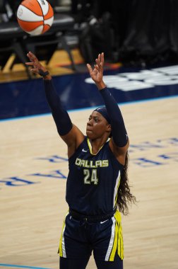 28 Temmuz 2023, Arlington, Teksas, ABD: Dallas Wings muhafızı Arike Ogunbowale, Dallas Wings ve Washington Mystics arasında oynanan Üniversite Park Merkezi Wings maçında serbest atış yaptı.