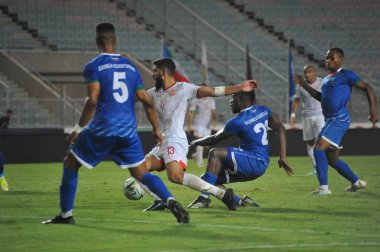 TUNIS, TUNISIA - SEPTEMBER 3: Tunus takımından Ferjani Sassi (13), Rades Olimpiyat Stadyumu 'nda Tunus ve Ekvator Ginesi arasında oynanan 2022 Dünya Kupası ön eleme karşılaşmasında, Ekvator Ginesine karşı topa karşı mücadele etti.