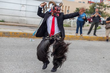 22 Temmuz 2023, Oaxaca de Juarez, Meksika: Guelaguetza 2023 şenlikleri kapsamında 'Delegeler Geçidi' sırasında 30 delegasyondan dansçılar ve müzisyenler katılıyor