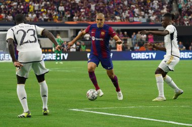 29 Temmuz 2023, Arlington, Teksas, ABD: Barcelona 'dan Oriol Romeu AT & T Stadyumu' nda oynanan Soccer Champions Tour maçı sırasında hareket halindedir.