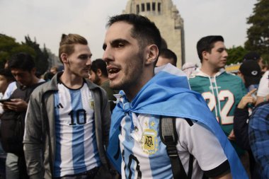 18 Aralık 2022, Mexico City, Meksika: Arjantinli taraftarlar FIFA Dünya Kupası finalinde takımlarını desteklemek için Devrimin Anıtı 'nda düzenlenen FIFA fan festivaline katıldılar.