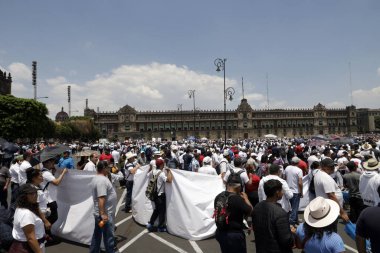 13 Temmuz 2023, Mexico City, Meksika: Dövüş horozu, boğa güreşi ve avcılık endüstrisindeki işçiler ve işadamları Mexico City hükümetinin ve Meksika hükümetinin şirketlerini sona erdiren yasaları desteklememesini talep ediyor.