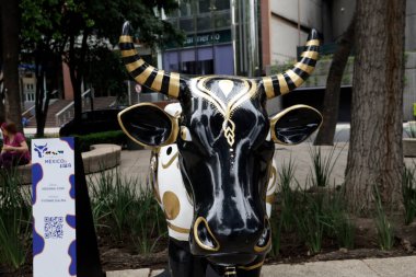 23 Temmuz 2023, Mexico City, Mexico: Plastik sanatçılar tarafından müdahalede bulunan 50 'den fazla fiberglas inek Mexico City' deki Mexico City İnek Yürüyüşü kapsamında Reforma Bulvarı 'nda sergilenmektedir.